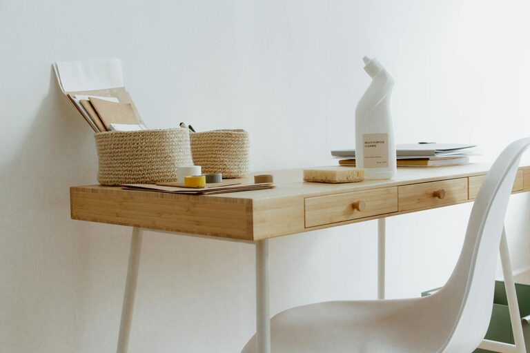Consejos prácticos para organizar tu espacio de trabajo en casa y mejorar la productividad