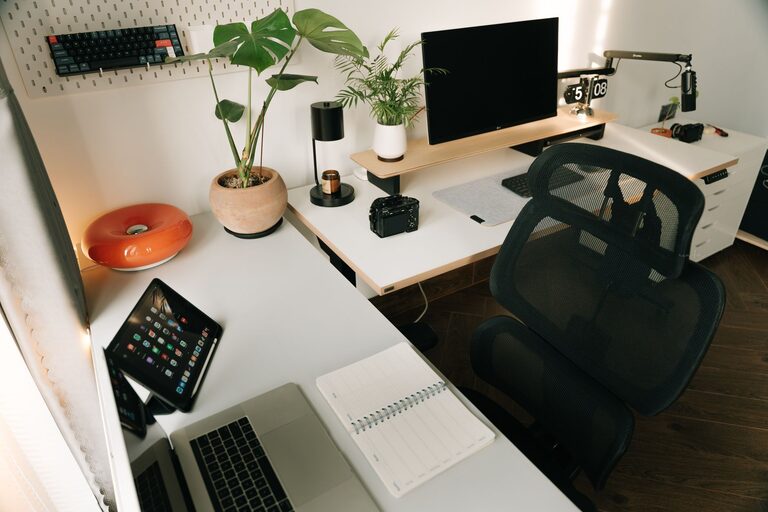 Consejos prácticos para organizar un espacio de trabajo en casa más productivo y cómodo