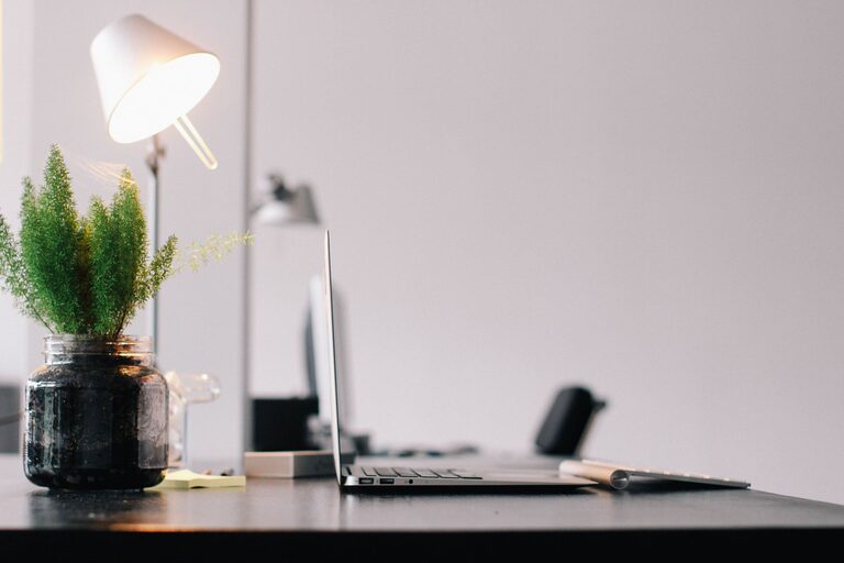 Consejos prácticos para un espacio de trabajo en casa eficiente y cómodo