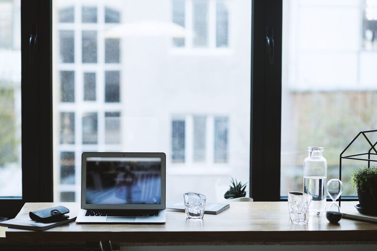Consejos prácticos para un espacio de trabajo en casa eficiente y cómodo